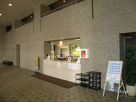 管理棟の受付カウンター