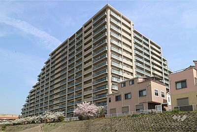 外観:宝塚エリーの外観(南西側から) 外観:宝塚エリーの外観(南西側から)