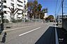 周辺：敷地東側の前面道路（二車線のバス通り）
