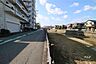周辺：敷地西側の前面道路。道を挟んで逆瀬川が流れています。
