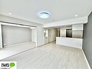 LDK16帖、アクセントクロスを使用した、おしゃれなリビング