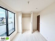 それぞれのお部屋に収納スペースがあるのでプライベートな荷物も身近に置くことができます。