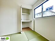 和室にある押入れは来客用の布団や季節の布団もしっかり保管できます。