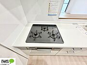 お手入れしやすい3口コンロ。調理の時間短縮ができて、スムーズに料理できます。