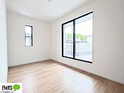 バルコニーへと続く明るい室内。