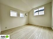 学びの時間も遊ぶ時間も大切にできる子ども部屋。家具の配置がしやすいシンプルな設計で、長く快適に使えます。