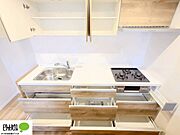吊戸棚付きのキッチンは調理器具もしっかり収納できます