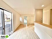 大きな窓が印象的なリビングは、いつも明るい空気にしてくれますね。
