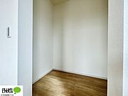 大きなウォークインクローゼットには、季節物の衣類などまとめて収納でき、お部屋を広く使えます