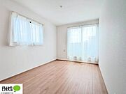 バルコニーへと続く明るい室内。