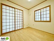リビングの隣の洋室はお子様と遊んだり、家事をしたり、お昼寝など使い勝手様々です。