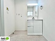施工例写真　使いやすいシンプルな洗面化粧台。毎日の支度はここから始まります。