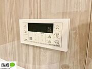 ボタンひとつでお湯張りができるオートバス。お風呂の準備もピっと押すだけでらくらく完了！
