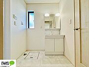 施工例写真　使いやすいシンプルな洗面化粧台。毎日の支度はここから始まります。