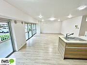 大きな窓が印象的なリビングは、いつも明るい空気にしてくれますね。