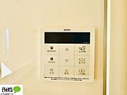施工例写真：ボタンひとつでお湯張りができるオートバス。お風呂の準備もピっと押すだけでらくらく完了！
