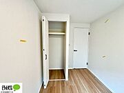 それぞれのお部屋に収納スペースがあるのでプライベートな荷物も身近に置くことができます。