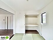 和室にある押入れは来客用の布団や季節の布団もしっかり保管できます。
