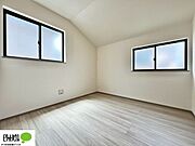 学びの時間も遊ぶ時間も大切にできる子ども部屋。家具の配置がしやすいシンプルな設計で、長く快適に使えます。