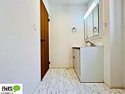 施工例写真　三面鏡の裏や、シンク下など多数収納を備えた、広々とした洗面化粧台です。