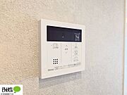 ボタンひとつでお湯張りができるオートバス。お風呂の準備もピっと押すだけでらくらく完了！