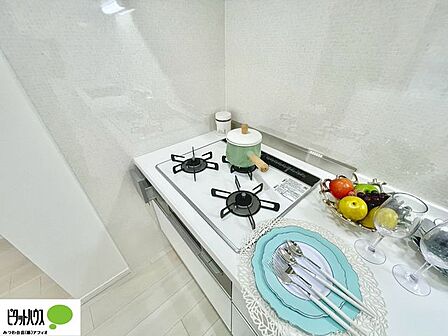 お手入れしやすい3口コンロ。調理の時間短縮ができて、スムーズに料理できます。