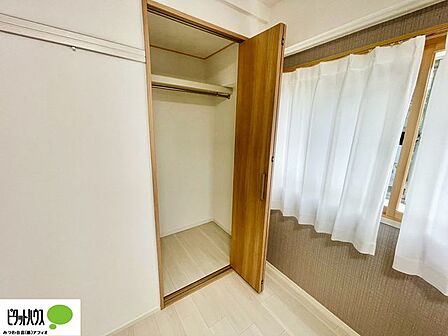 それぞれのお部屋に収納スペースがあるのでプライベートな荷物も身近に置くことができます。
