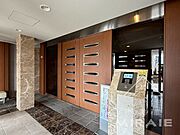重厚感のあるマンション玄関