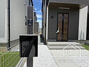 玄関に合わせて、ポストもシックな色合いです。