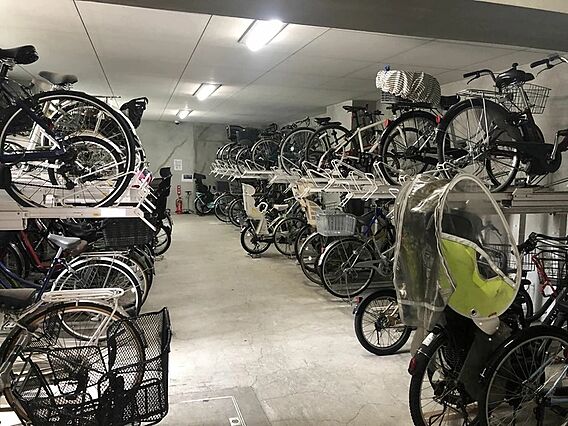 屋内駐輪場で雨...