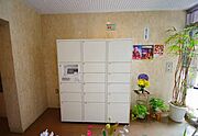 不在の間でも荷物を受け取れる宅配ボックスが便利です。