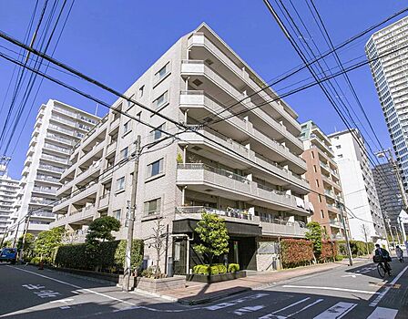 2駅3路線が徒歩10分圏!オフィス街からのアクセスと、水や緑を身近に感じるロケーション。