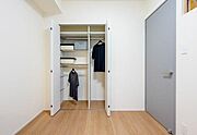 豊富な収納力が魅力のクローゼット。