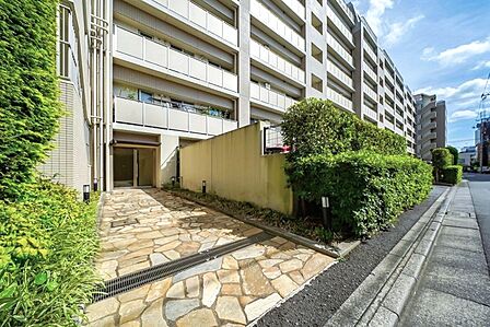 複数ヵ所に設けられたエントランスが、プライバシー性の高い落ち着いた居住環境へ誘います。