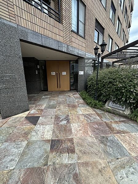 落ち着いた雰囲気のエントランスです。