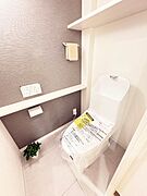 ウォシュレット一体型のトイレは、お掃除の手助けをしてくれる便利機能が搭載されています。