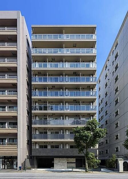 新宿御苑の向かいに佇むスタイリッシュな外観。徒歩5分圏内に2路線利用可能で交通利便も良好です!