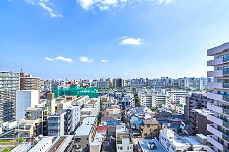 南側は高い建物がなく眺望が抜けており、たっぷりと陽光が取り込めます!