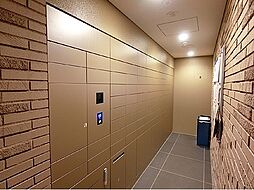 宅配ボックスが設置され、２４時間お荷物の受取が可能です。