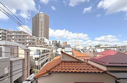 目の前は低層住宅のため閉塞感を感じない眺めで、爽やかな風を取り込めます。