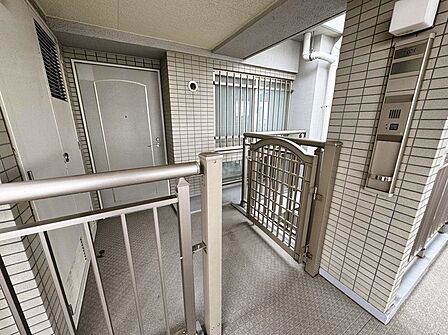 お部屋の外には門扉付ポーチがあり、プライバシーを守ることができます。