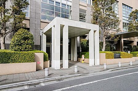 マンション入口は大通りから一歩入った立地にあり落ち着いた雰囲気です。