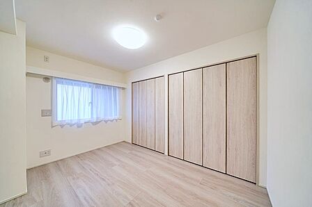 壁一面にクローゼットが備わり収納豊富なお部屋です。