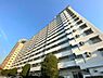 外観：隅田川と豊洲運河がまじわって川面が広がる開放感のある立地に建つ、総戸数165戸の大規模マンション。