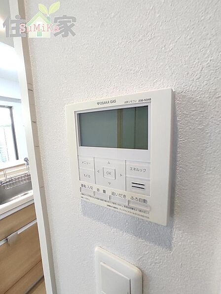 キッチンからお湯張りができるオートバス機能がございます。