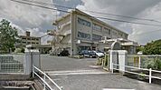 小学校「岡山市立鯉山小学校まで1385ｍ」