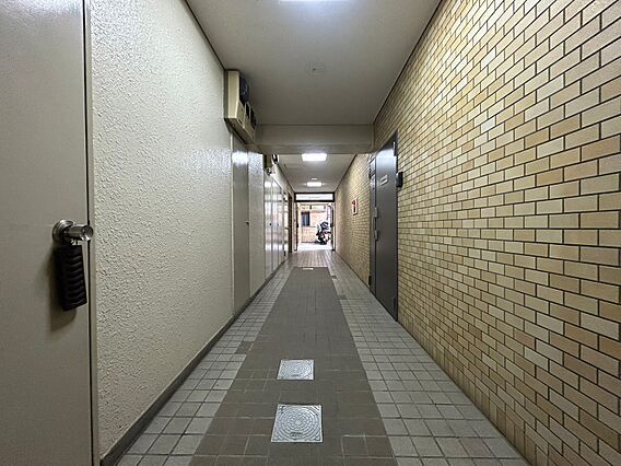 光注ぐロビーは...