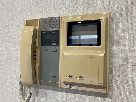 室内にはインタ...