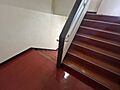 共用部の階段で...