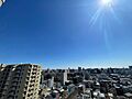 周辺は高い建物...